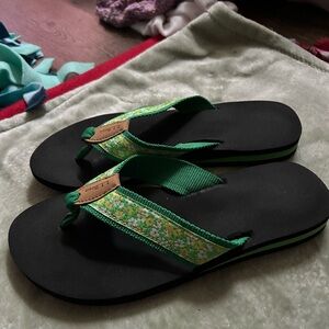 L.L. Bean Green Floral Strap Black Flip Flop Sandals